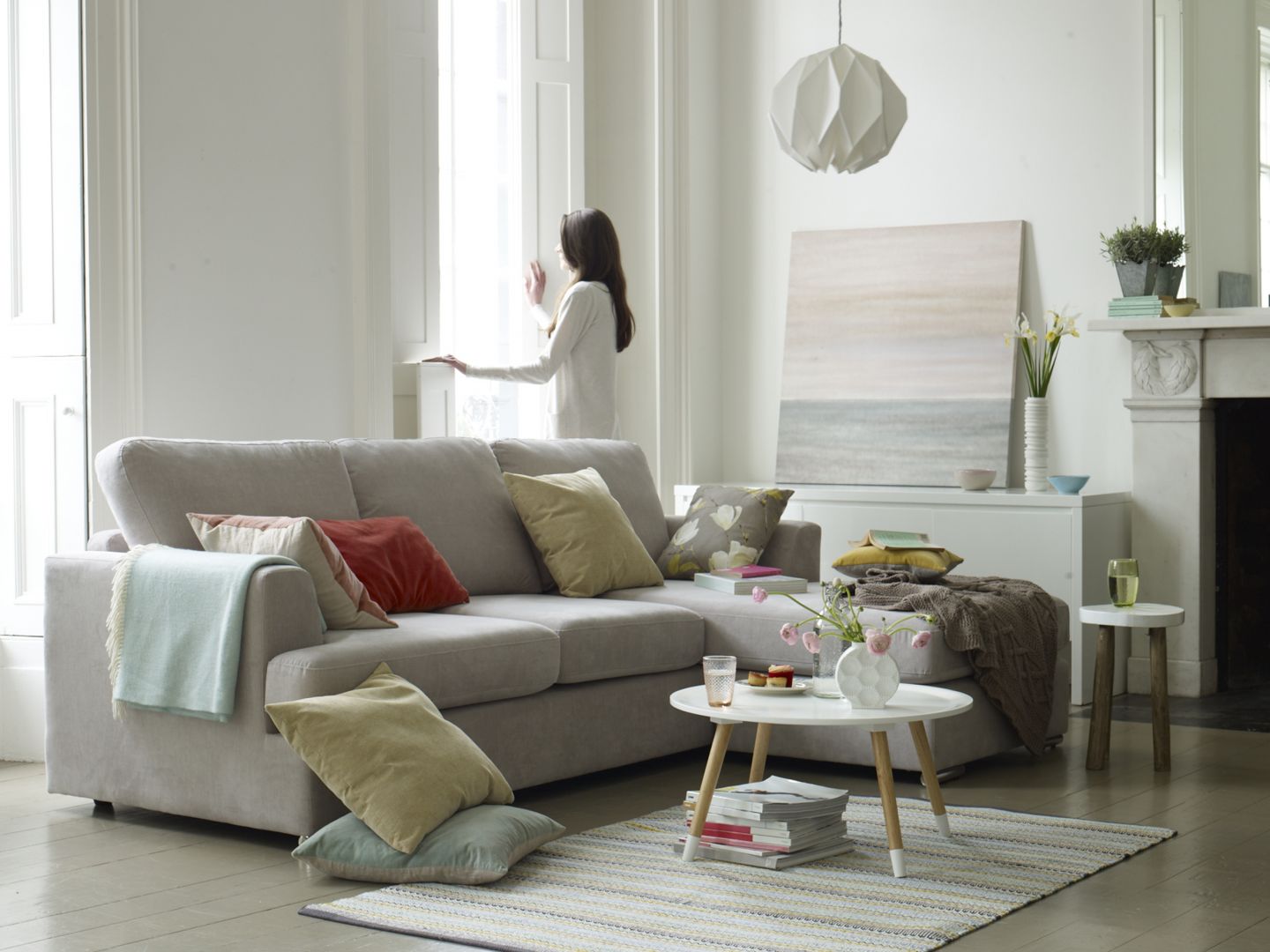Biała sofa w białym salonie to doskonała synergia. Dzięki niej salon nabiera przestrzeni i jasności. Fot. Dfs Furniture