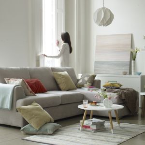 Biała sofa w białym salonie to doskonała synergia. Dzięki niej salon nabiera przestrzeni i jasności. Fot. Dfs Furniture