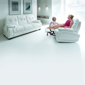 "Fino"  to fotel wielofunkcyjny, który posiada opcję rozłożenia podnóżka, odchylenia oparcia, jak również opcje obracania i bujania. Fot. Gala Collezione