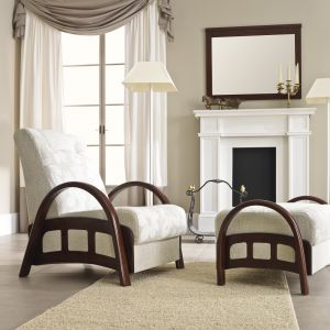 Fotel "Oliwia H" wyróżnia się charakterystycznym i podparciami, wyprodukowanymi z giętych elementów litego drewna bukowego lub jesionowego. Miękkie siedziska zapewniają komfort wypoczynku. Fot. Unimebel 