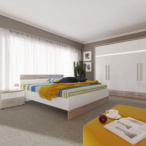 Sypialnia Mercur to praktyczne meble do urządzenia nowoczesnego i przestronnego wnętrza sypialni. Kolekcja to pakowna szafa wyposażona w półki i miejsce na wieszaki, obszerne łóżko z praktycznym wezgłowiem oraz szafka nocna. Fot. BRW  