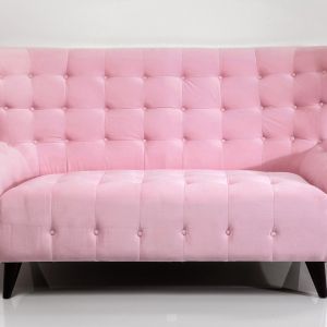  Sofa Candy Shop marki Kare Design ma cukierkowy odcień różu. Fot. 9design