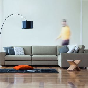 Sofa "Classic" to prosty narożnik w delikatnym przytłumionym kolorze szarym Fot. Le Pukka