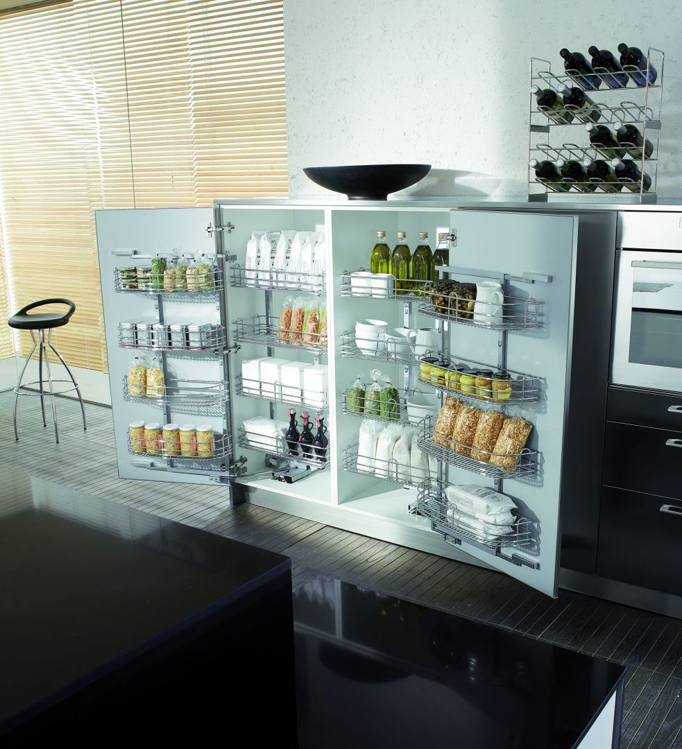 Szafka kuchenna, która się otwiera jak dwudrzwiowa lodówka, to łatwy dostęp do jej zawartości i możliwość szybkiego wyboru produktów. Fot. TCo.