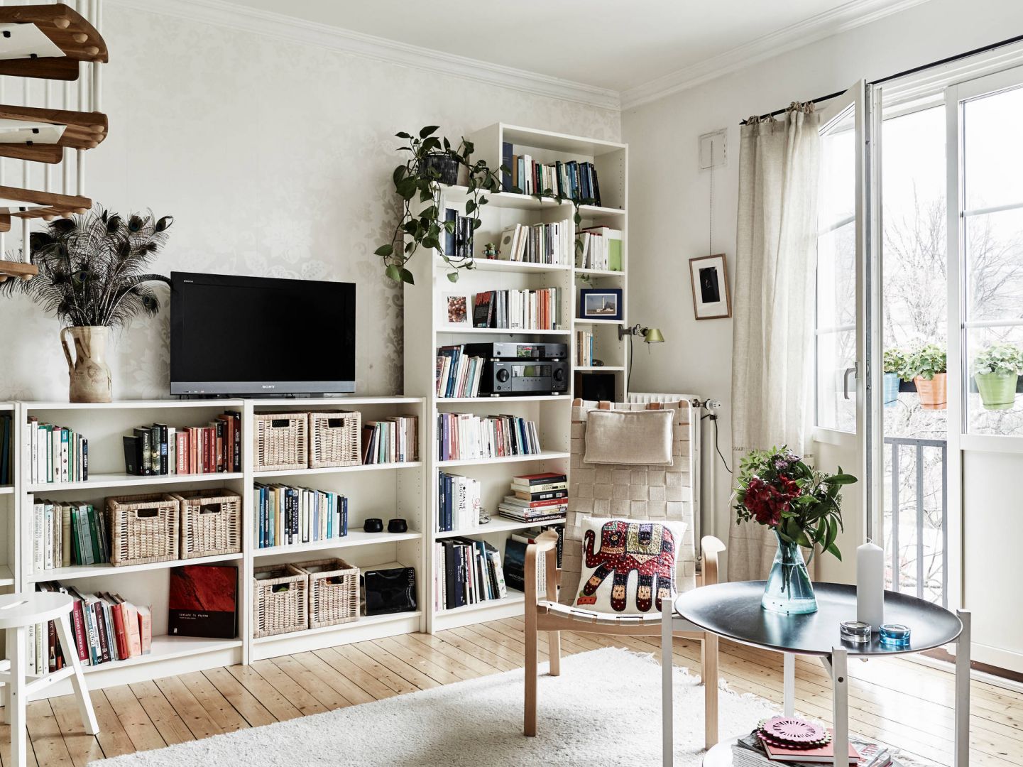 Półki na książki mogą stanowić zabudowę ściany, na której znajdzie się miejsce także na telewizor. Fot. Stadhem