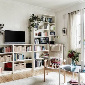 Półki na książki mogą stanowić zabudowę ściany, na której znajdzie się miejsce także na telewizor. Fot. Stadhem