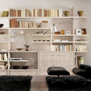 Półki ścienne to świetny sposób na zorganizowanie dużej ilości miejsca na książki i bibeloty, jednak nie zabranie przestrzeni z pomieszczenia. fot. Marchetti