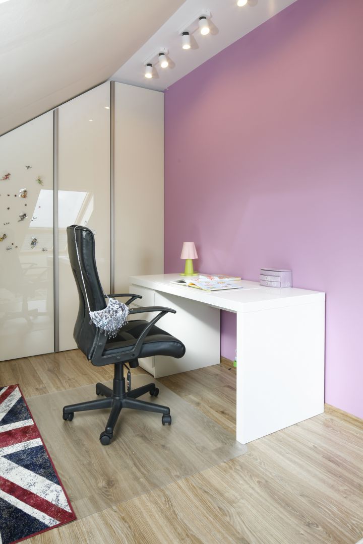 Białe, wizualnie lekkie biurko i oświetlenie sprawia, że to wnętrze idealnie nadaje się do pracy w domu. Projekt: Marta Kilan. Fot. Bartosz Jarosz