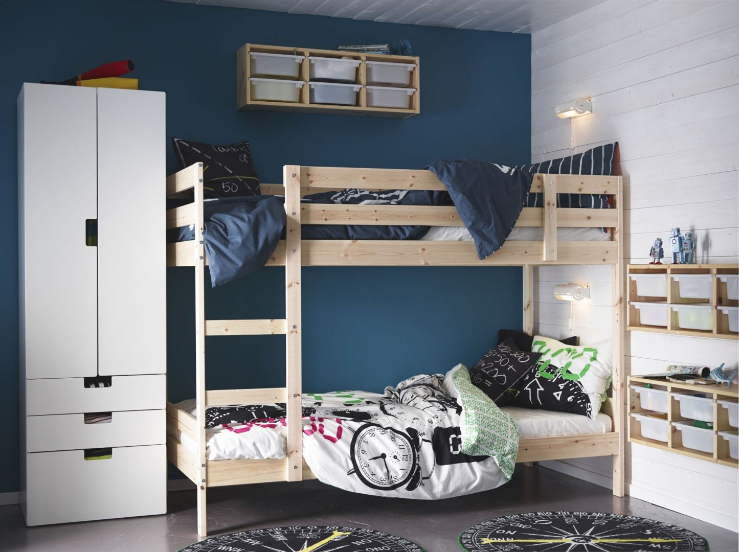 Drewniana rama łóżka piętrowego to klasyka w najlepszym wydaniu. Koloru można dodać mu przy pomocy ciekawej pościeli i dodatków. Fot. IKEA