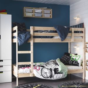 Drewniana rama łóżka piętrowego to klasyka w najlepszym wydaniu. Koloru można dodać mu przy pomocy ciekawej pościeli i dodatków. Fot. IKEA
