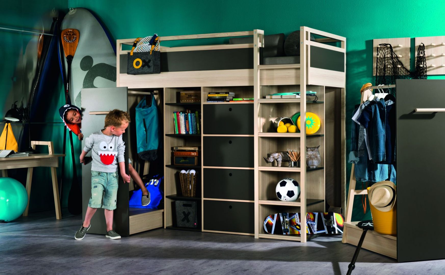Wygodne miejsce do spania, mnóstwo przestrzeni do przechowywania, schowków, półek i szafeczek. To mebel doskonały dla dziecka, które lubi zbierać skarby. Fot. Meble Vox