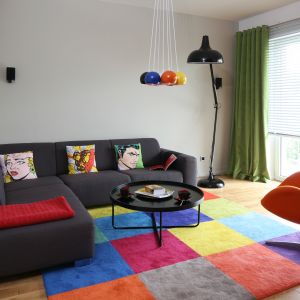 W salonie z białymi ścianami warto stosować kolory. Może to być dywan, fotel lub inne, mniejsze dodatki. Projekt: Dorota Szafrańska. Fot. Bartosz Jarosz