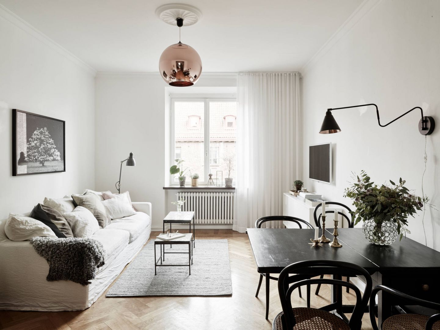 Długi, wąski salon to świetne miejsce dla długiej sofy oraz wąskich, minimalistycznych mebli. Fot. Stadshem