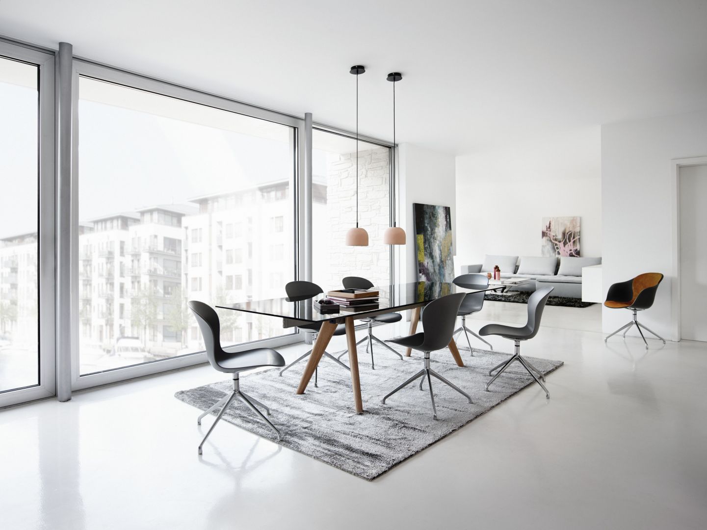 Stół Monza ze szklanym blatem oraz krzesła Adelaide marki BoConcept to nowoczesne połączenie materiałów delikatnych z mocnymi. Jak widać przeciwieństwa doskonale ze sobą wzpółgrają. Fot. BoConcept