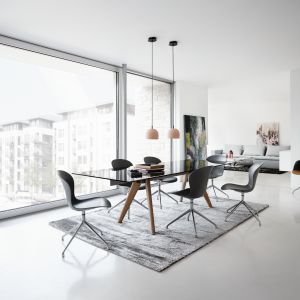 Stół Monza ze szklanym blatem oraz krzesła Adelaide marki BoConcept to propozycja do nowoczesnego wnętrza. Fot. BoConcept
