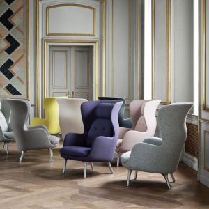 Fotel Ro został zaprojektowany przez hiszpańskiego designera Jamie Hayon'a i jest nowoczesnym podejściem do klasycznego fotela z uszami. Fot. Fritzhansen