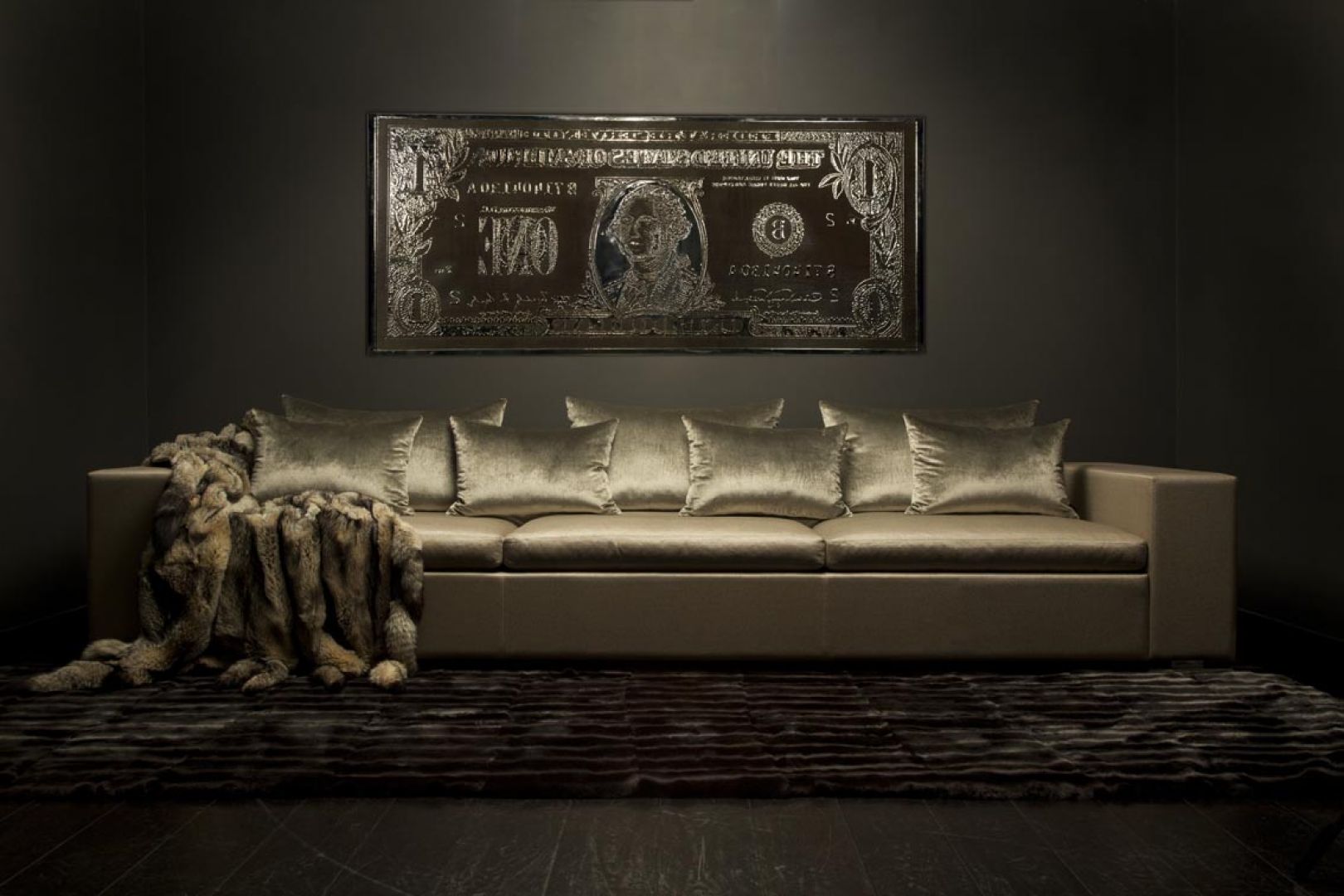 Meble projektu Erica Kuster są niezwykle eleganckie. Ta złota sofa wygląda jakby była pokryta prawdziwym kruszcem. Fot. Eric Kuster