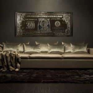 Meble projektu Erica Kuster są niezwykle eleganckie. Ta złota sofa wygląda jakby była pokryta prawdziwym kruszcem. Fot. Eric Kuster