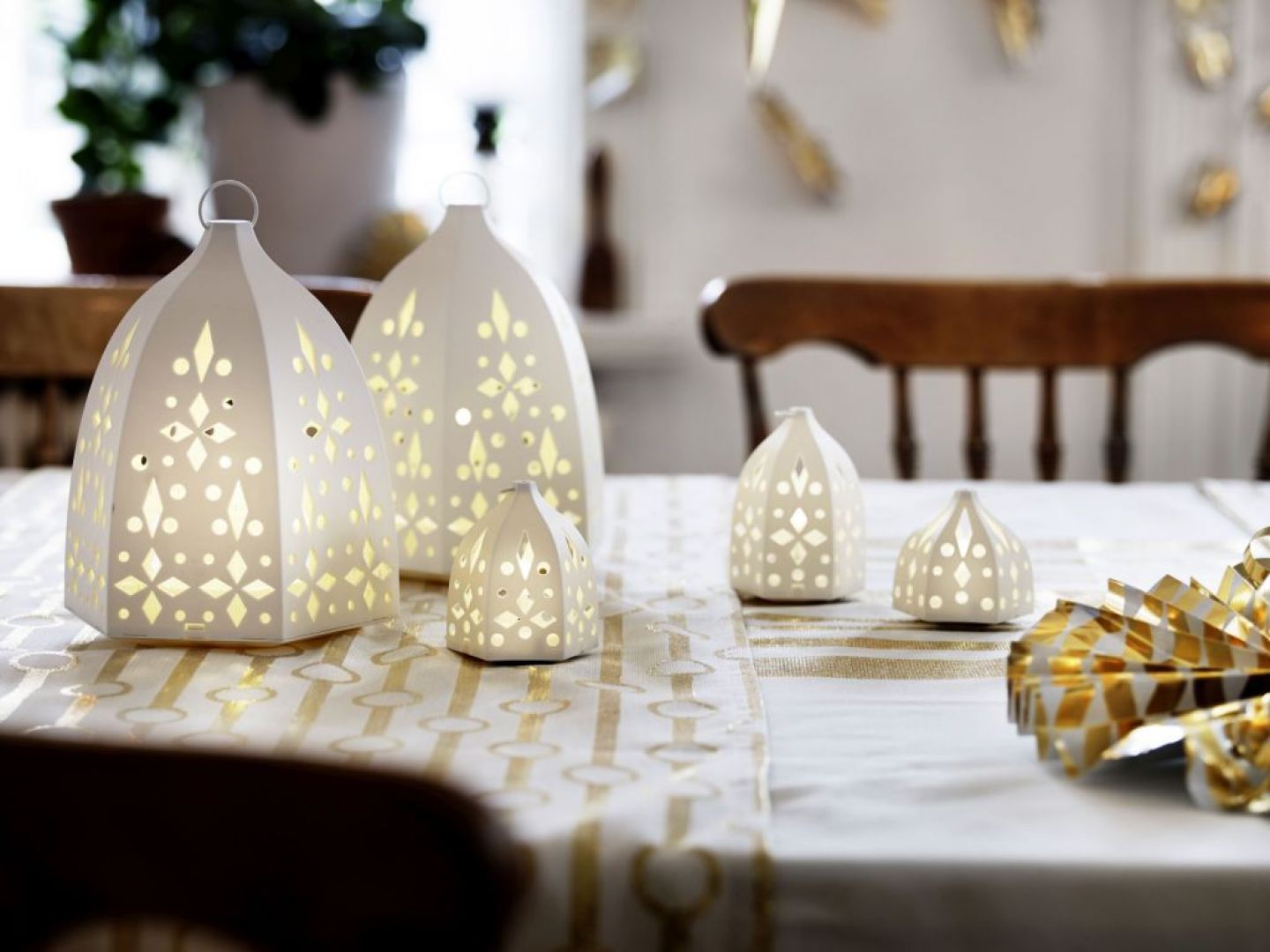 Latarenki to jedna z najlepszych dekoracji, jeśli zależy nam na wprowadzeniu do domu ciepłego i nastrojowego klimatu. Fot. IKEA