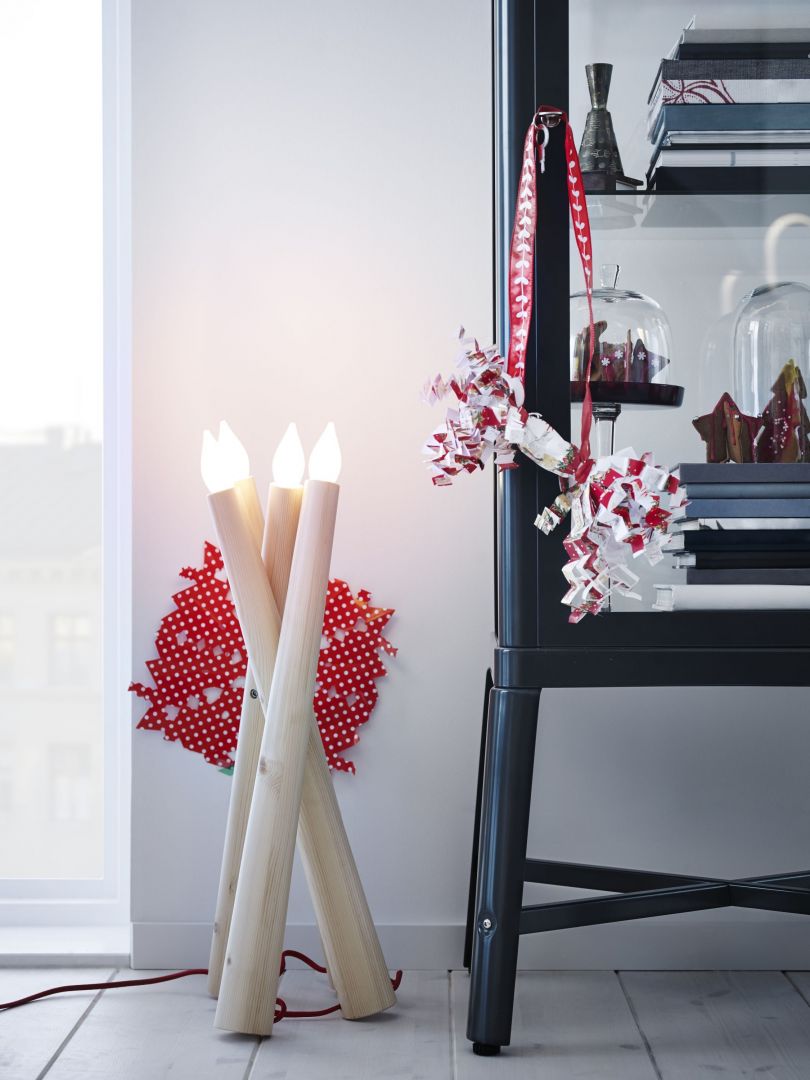 Lampa w kształcie świeczek to ciekawa dekoracja w domu. Wieczorami stworzy fantastyczny nastrój. Fot. IKEA