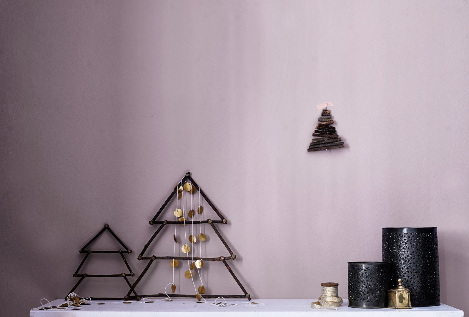 Choinka z patyczków marki Tine K Home to nowoczesna dekoracja świąteczna. Można ją udekorować maleńkimi bombeczkami lub światełkami, dokładnie tak jak żywą choinkę. Fot. Square Space