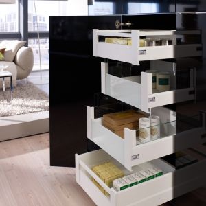 Białe szuflady ArciTech pozwalają tworzyć różnorodne kompozycji szuflad co umożliwia wygodne przechowywanie kuchennych zapasów. Fot. Hettich
