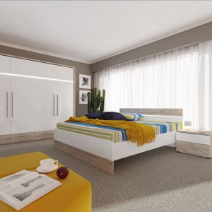 Sypialnia Mercur to praktyczne meble do urządzenia nowoczesnego i przestronnego wnętrza sypialni. W ramach kolekcji dostępna jest pakowna szafa wyposażona w półki i miejsce na wieszaki, łóżko z wezgłowiem oraz szafka nocna. Fot. Black Red White  