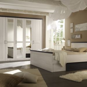 Sypialnia Luca wyróżnia minimalistyczna forma, rozświetlająca biel z delikatnie zarysowanym usłojeniem drewna oraz duża pojemność mebli. Cena szafy: 1.899 zł. Fot. Black Red White