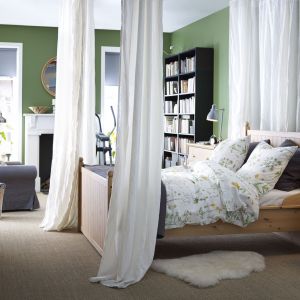 Sypialnia "Hurdal" marki IKEA wprowadza naturalny klimat do każdej sypialni. Lite drewno doskonale prezentuje się z dodatkami w każdym kolorze, dlatego kolekcja pozostawia pełną swobodę do aranżowania przestrzeni. Fot. IKEA