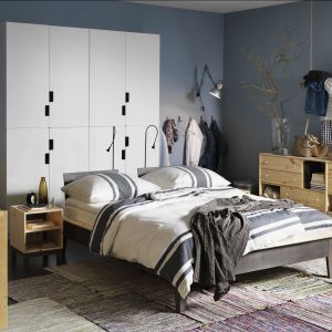 Sypialnia NORNÄS marki IKEA to naturalny mebel z litego drewna. Doskonały do aranżacji przytulnej sypialni. Fot. IKEA