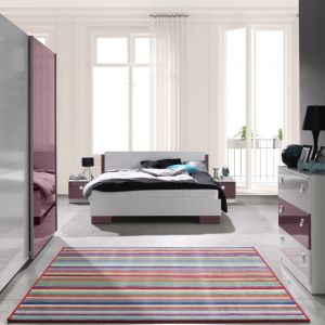 Sypialnia "Lux" to połączenie prostych form z kontrastową kolorystyką (biały połysk/czarny połysk lub biały połysk/fioletowy połysk). W skład systemu wchodzi duża, pojemna szafa, wygodne łoże, szafki nocne oraz komoda. Fot. Maridex