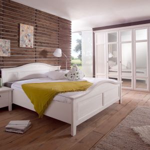 Casa to biała, sosnowa sypialnia z wyczuwalną strukturą drewna, utrzymana w romantycznym stylu. Fot. Telmex