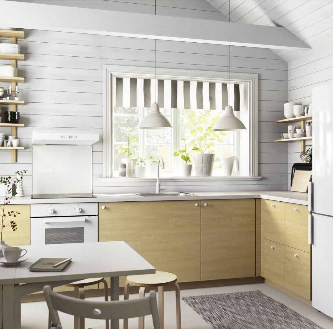 Kuchnia bez górnej zabudowy to modny ostatnio trend. Sprawdza się jednak w kuchniach o sporej powierzchni. Fot. IKEA