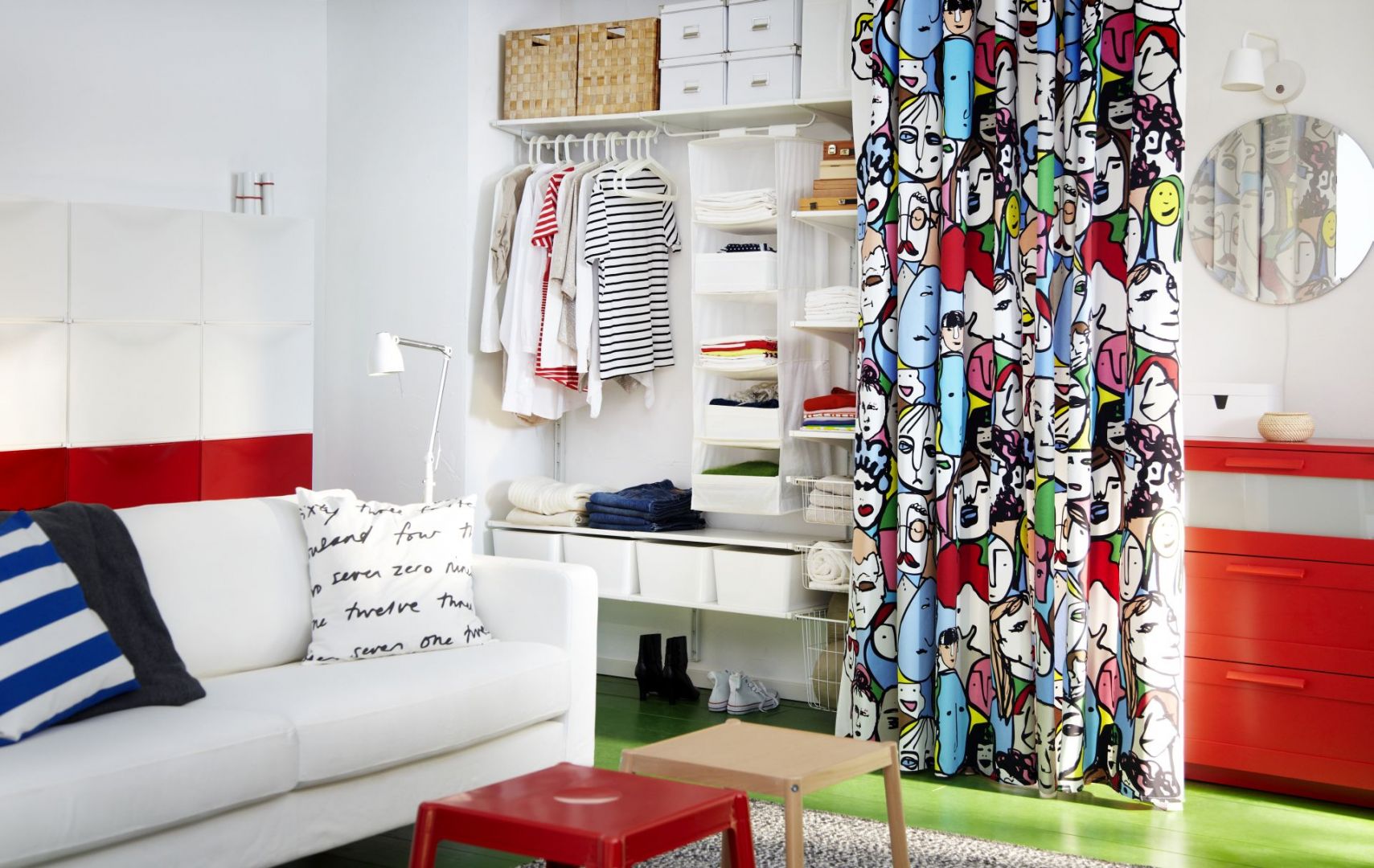 Poza tradycyjnymi drzwiami do garderoby można także zasłonić wieszaki i półki kotarą z ciekawym wzorem. Fot. IKEA