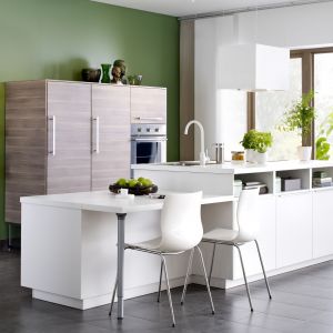 Kuchnia dostępna w ramach kolekcji "Metod" idealna do niewielkiej kuchni. Białą wyspa, wyposażona w liczne półki zestawiono z ciepłym rysunkiem drewna. Fot. IKEA