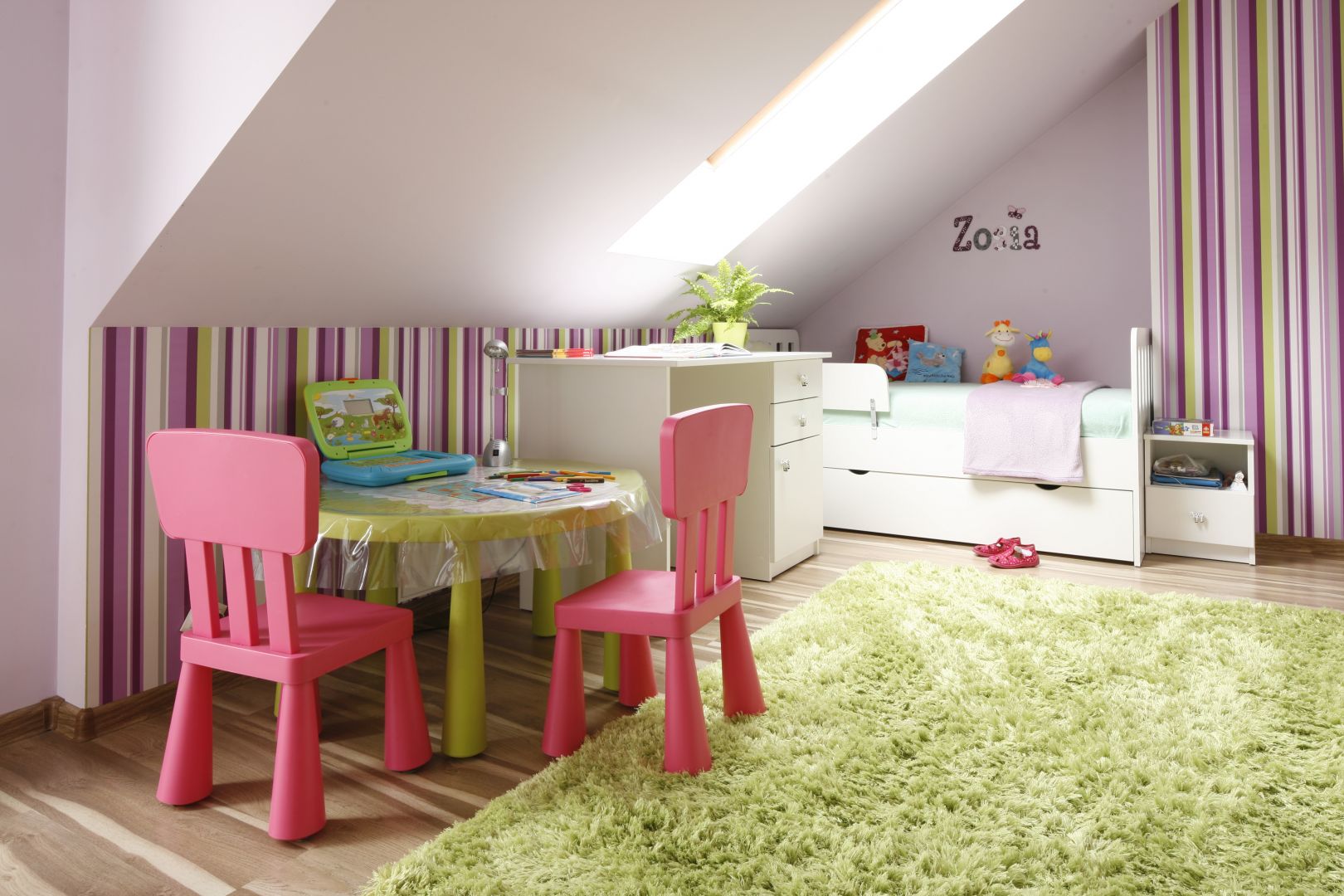 Stonowana i ciepła kolorystyka wnętrza i mebli zapewnia dziecku spokój i wyciszenie.  Projekt: Marta Kilan Fot. Bartosz Jarosz