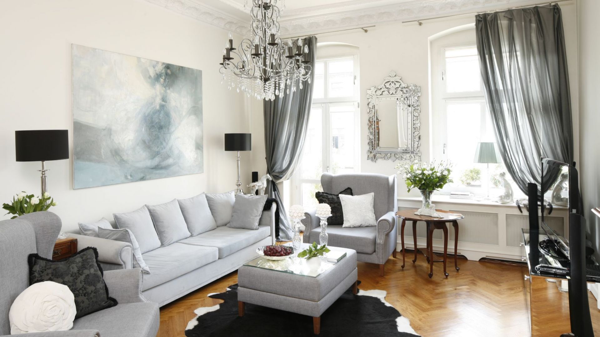 Umiejętnie dobrane kolory, meble i dodatki sprawiły, że powstał stylowy elegancki salon, w którym wszystko się dobrze komponuje. Projekt: Iwona Kurkowska Fot. Bartosz Jarosz