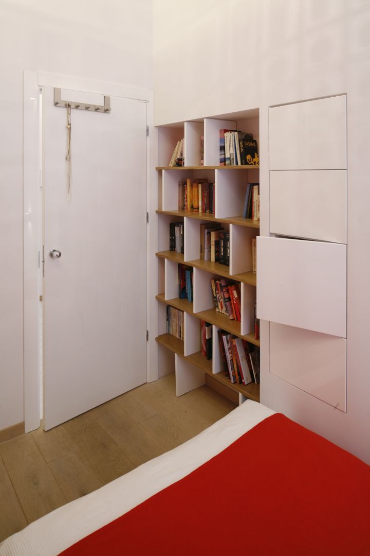 Kącik na książki możemy również zorganizować w sypialni. Projekt: Agnieszka Żyła Fot. Bartosz Jarosz