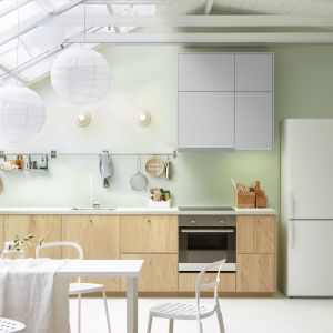 Aneksy kuchenne stosuje się najczęściej w otwartych przestrzeniach. Biel połączona z jasnym drewnem idealnie rozjaśni nawet najmniejsze pomieszczenie. Fot. IKEA