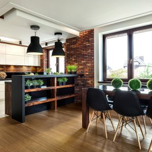 Otwarte na salon kuchnie z wysokim barem naturalnie dają przestrzeń do ustawienia przed nimi stołu z krzesłami. Fot. Pracownia VIGO/Max Kuchnie