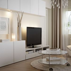Szafki RTV z kolekcji IKEA to nowoczesna kompozycja do salonu, którą można dowolnie modyfikować i układać według własnego uznania. fot. IKEA
