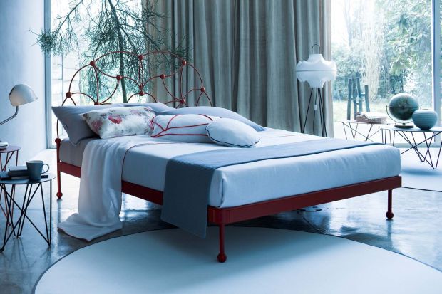 Sypialnia to przestrzeń, która powinna zapewniać spokój oraz intymność. Warto zastosować w niej stonowane barwy i meble, które wprowadzą lekko romantyczny nastrój.