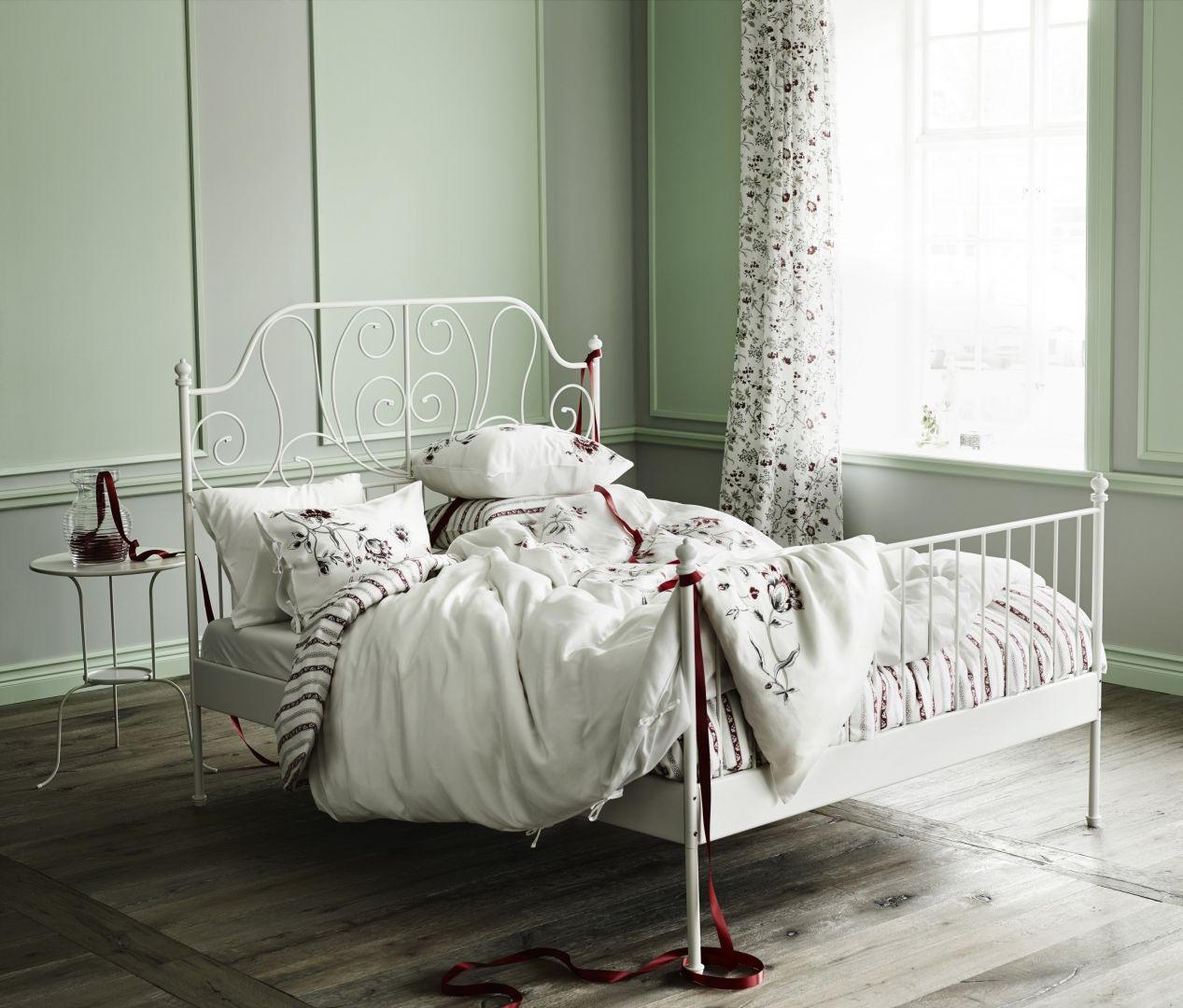 Białe łóżka z kutą rama doskonale prezentują się w sypialniach urządzonych w romantycznym stylu. Na zdjęciu łóżko 