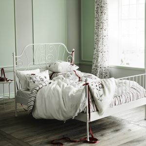 Białe łóżka z kutą rama doskonale prezentują się w sypialniach urządzonych w romantycznym stylu. Na zdjęciu łóżko "Leirvik" marki IKEA. Fot. IKEA