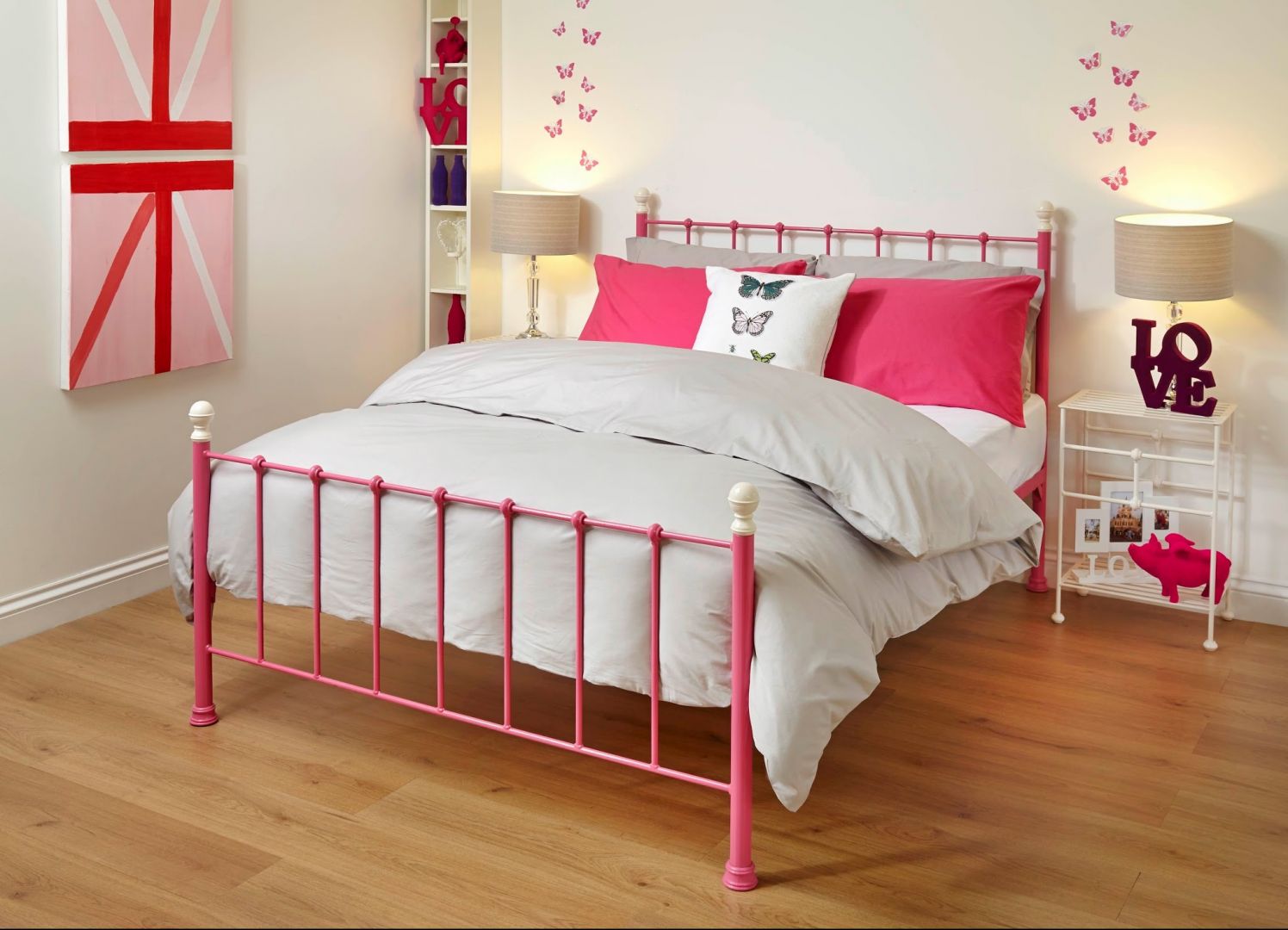 Większość kutych łóżek dostępnych jest w kolorach bieli i czerni. Bardziej odważna propozycja to mocny róż. Fot. Wrought Iron & Brass Bed Co