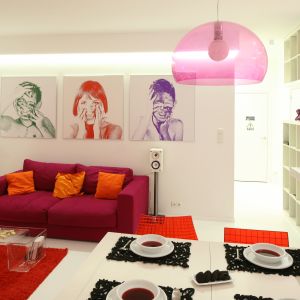 W małym mieszkaniu najlepiej sprawdzają się jasne kolory połączone z kontrastującymi dodatkami.  Projekt: Katarzyna Mikulska Fot. Bartosz Jarosz