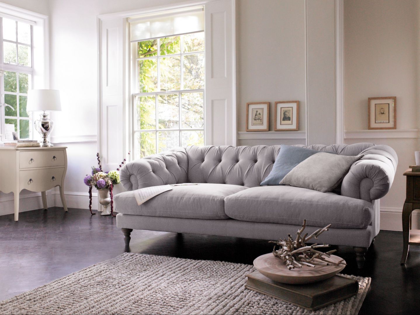 Sofa stylizowana na model Chesterfield dosknale uzupełnia wnętrza w stylu glamour. Fot marks&spencer