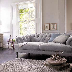 Sofa z pikowanym oparciem, osadzona na wysokich drewnianych nóżkach prezentuje się lekko i zwiewnie. Fot. marks&spencer