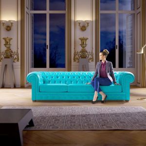 Sofa "Cupon" charakteryzuje się długim siedziskiem, ale też fantastycznym kolorem. Fot. NDesign