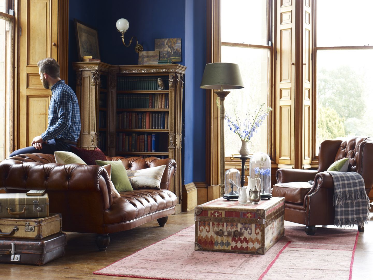 Najbardziej popularnym rodzajem sofy Chesterfield jest klasyczny niski model w kolorze orzechowego brązu. Skórzana tapicerka jest bardzo elegenacka i świetnie pasuje do industrialnych salonów. Fot. DFS